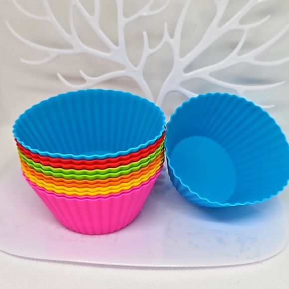 12 Silicone Baking Cups!  Two each of 6 different colors! - Picture 1 of 5